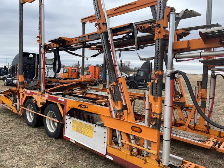 #110-•-2014-volvo-car-hauler-semi-and-trailer-(has-wi-title)-image-34