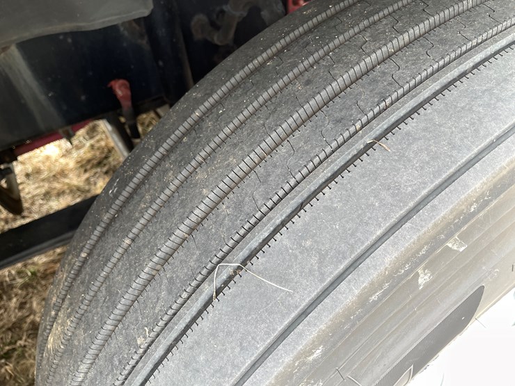 #104-•-2016-freightliner-cascade-evolution-sleeper-cab-semi-tractor-(has-wi-title)-image-14