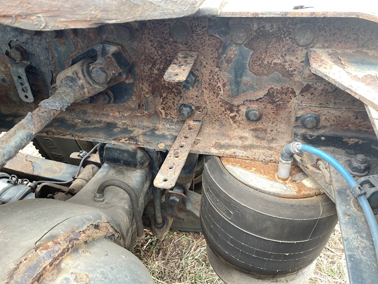 #114-•-2017-freightliner-single-axle-day-cab-semi-tractor-(has-wi-title)-image-39