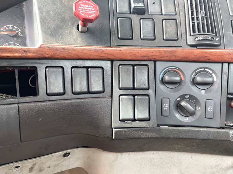 #117-•-2009-volvo-day-cab-semi-tractor-(has-wi-title)-image-74