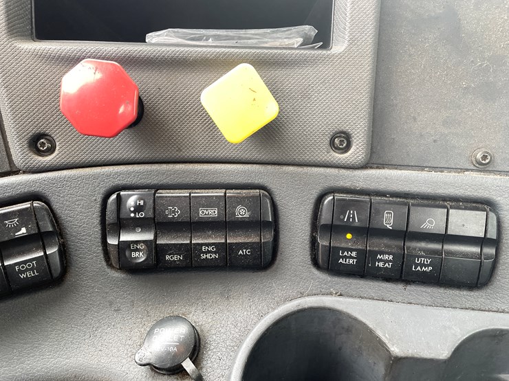 #114-•-2017-freightliner-single-axle-day-cab-semi-tractor-(has-wi-title)-image-77