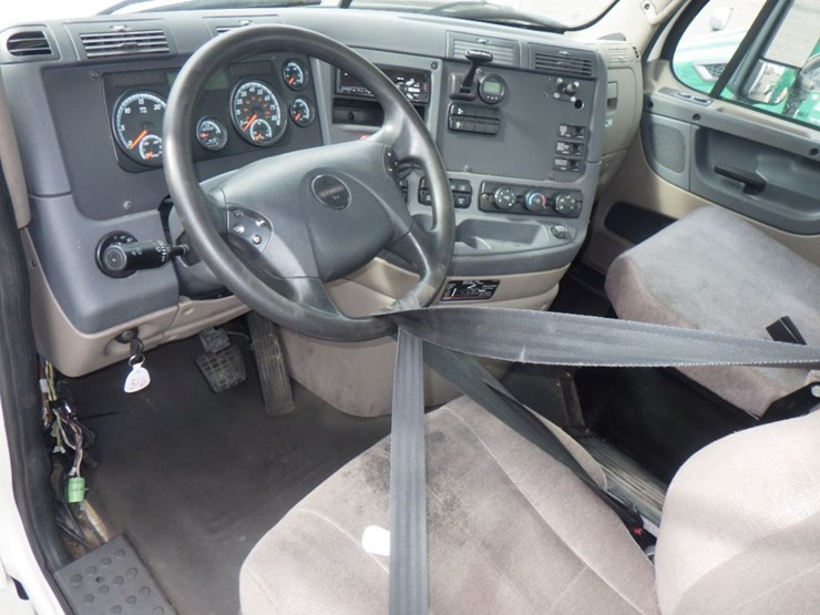 2018-freightliner-cascadia-125-image-16