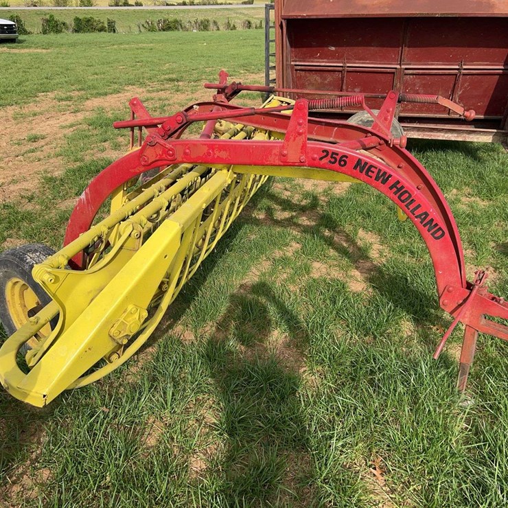 NEW HOLLAND 256