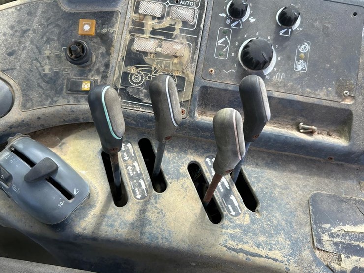 new-holland-tm135-image-25