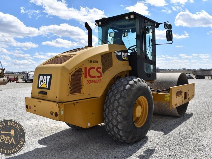 2015-caterpillar-cs66b-image-11
