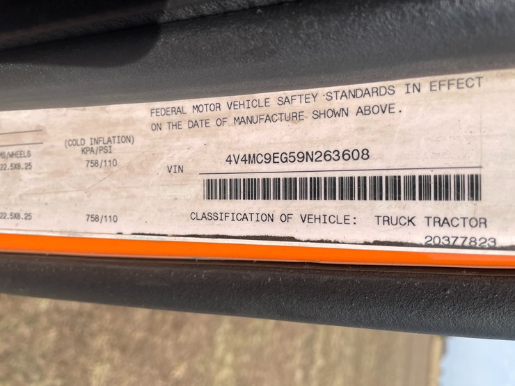 #122-•-2009-volvo-day-cab-semi-tractor-(has-wi-title)-image-88