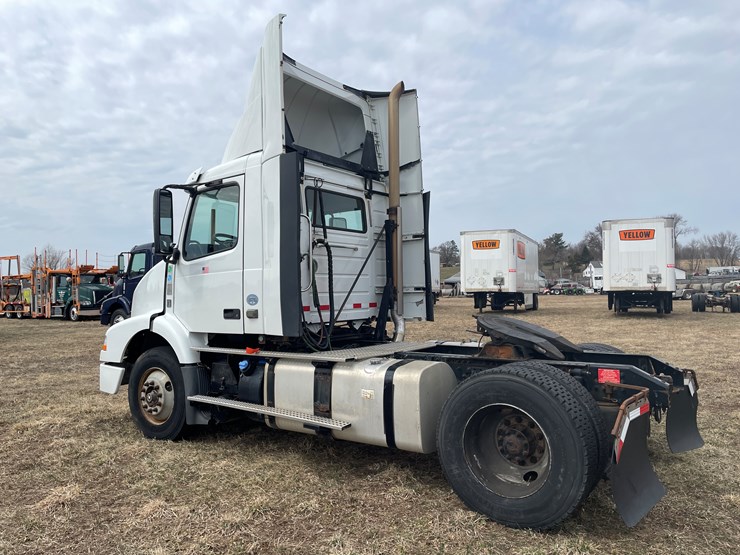 #116-•-2018-volvo-single-axle-day-cab-semi-tractor-(has-wi-title)-image-7