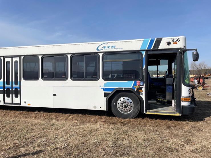 #167-•-2004-gillig-passenger-bus-(has-wi-title)-image-3