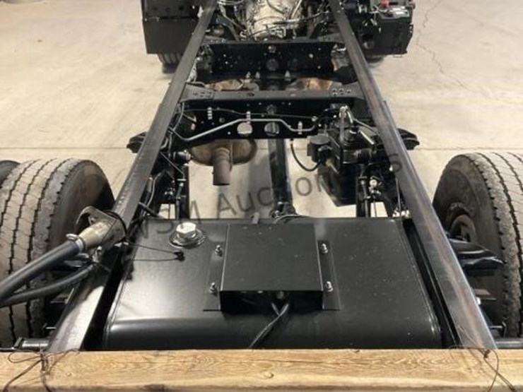 2016-isuzu-npr-image-9