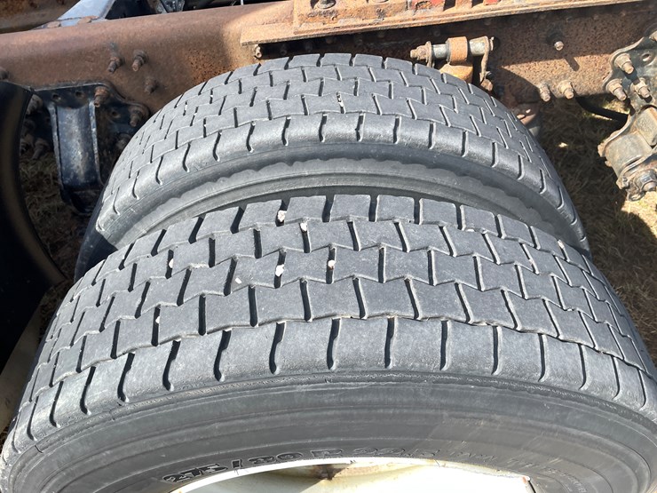 #123-•-2006-volvo-day-cab-semi-tractor-(has-wi-title)-image-51