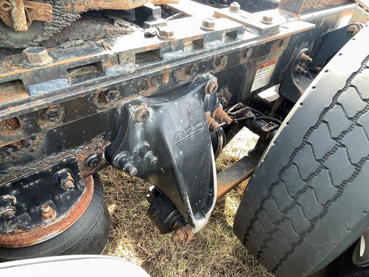 #134-•-2001-freightliner-century-class-sleeper-cab-semi-tractor-(has-wi-title)-(non-runner)-image-28