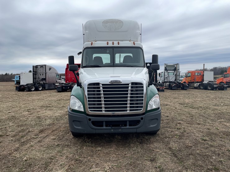 #114-•-2017-freightliner-single-axle-day-cab-semi-tractor-(has-wi-title)-image-2