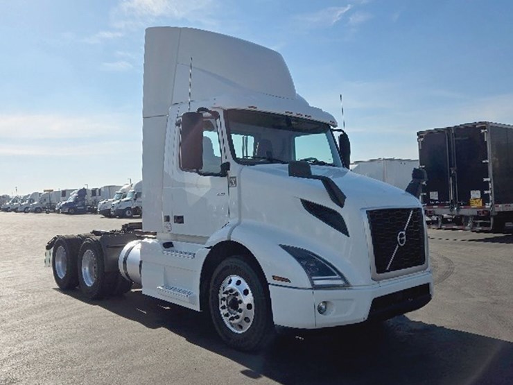 2020-volvo-vnr300-image-1