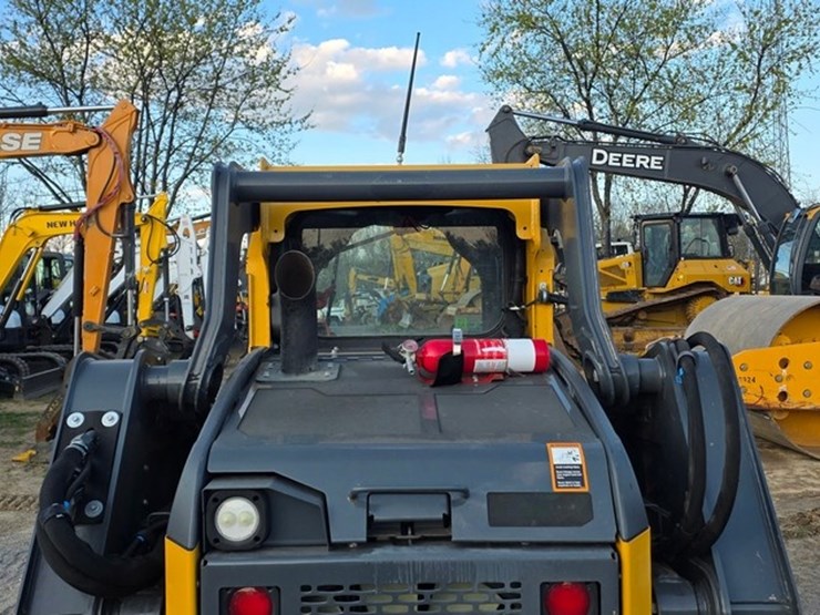 2021-deere-325g-image-21