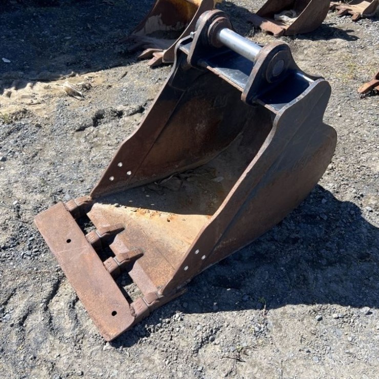 CAT 24" Dig Bucket w/Cutting Edge