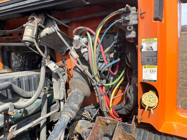 #123-•-2006-volvo-day-cab-semi-tractor-(has-wi-title)-image-63