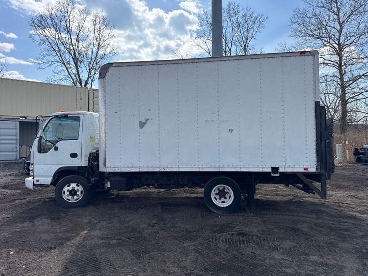 2006-isuzu-npr-image-10