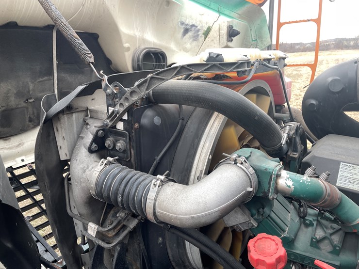 #110-•-2014-volvo-car-hauler-semi-and-trailer-(has-wi-title)-image-76