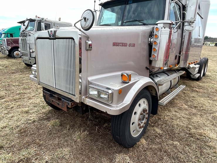 #128-•-2003-western-star-sleeper-cab-semi-tractor-(has-wi-title)-(non-runner)-image-9