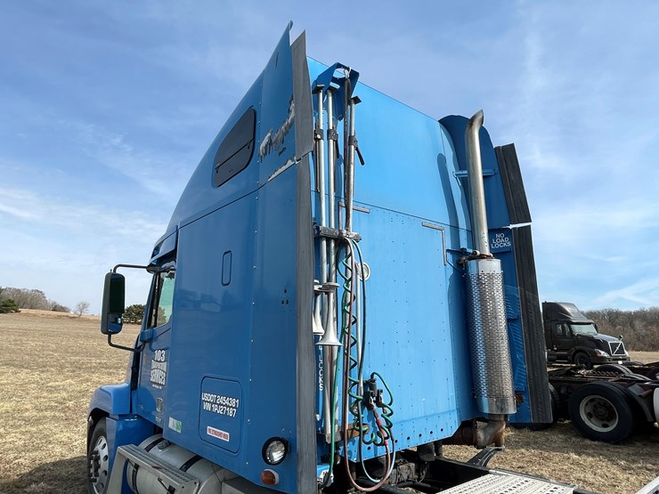 #134-•-2001-freightliner-century-class-sleeper-cab-semi-tractor-(has-wi-title)-(non-runner)-image-15