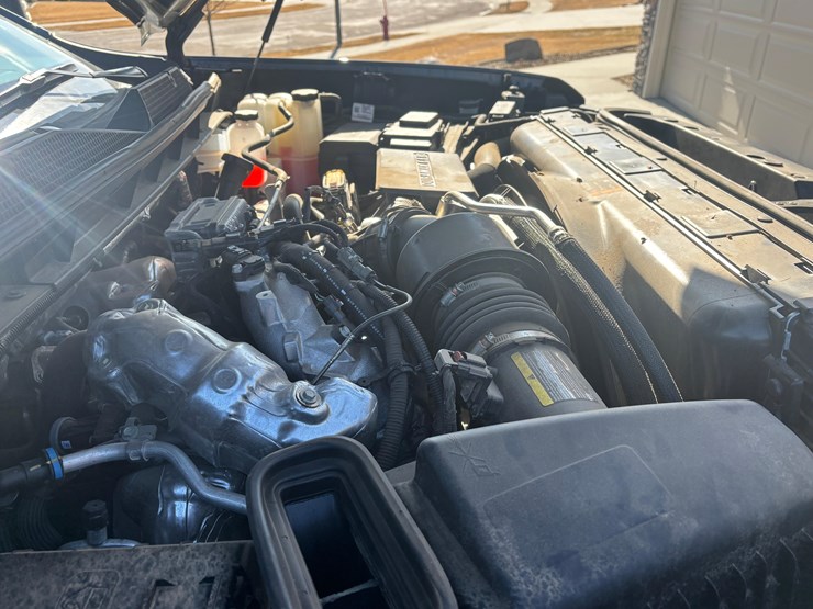 2023-chevrolet-z71-pickup-image-18