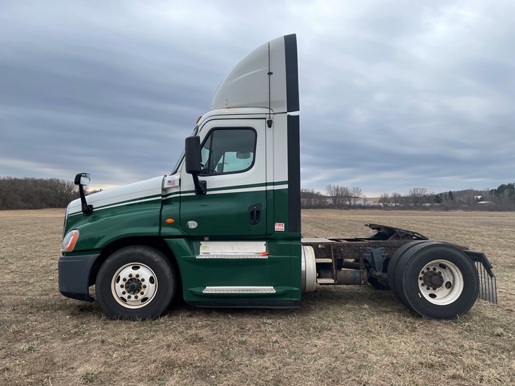 #114-•-2017-freightliner-single-axle-day-cab-semi-tractor-(has-wi-title)-image-8