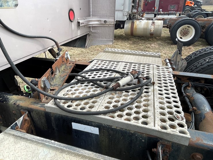 #128-•-2003-western-star-sleeper-cab-semi-tractor-(has-wi-title)-(non-runner)-image-20