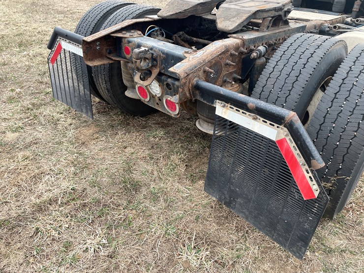 #114-•-2017-freightliner-single-axle-day-cab-semi-tractor-(has-wi-title)-image-33