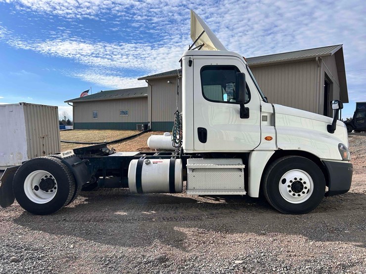 2020-freightliner-cascadia-single-axle-road-tractor-image-6