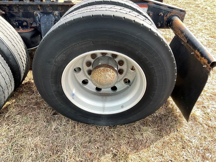 #134-•-2001-freightliner-century-class-sleeper-cab-semi-tractor-(has-wi-title)-(non-runner)-image-32