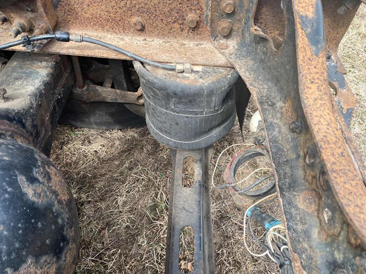 #121-•-2009-volvo-day-cab-semi-tractor-(has-wi-title)-image-47