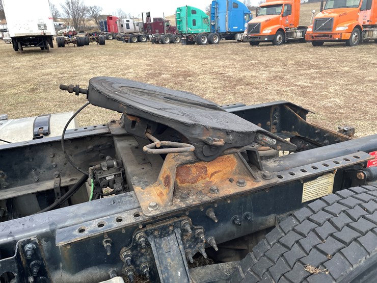 #116-•-2018-volvo-single-axle-day-cab-semi-tractor-(has-wi-title)-image-41