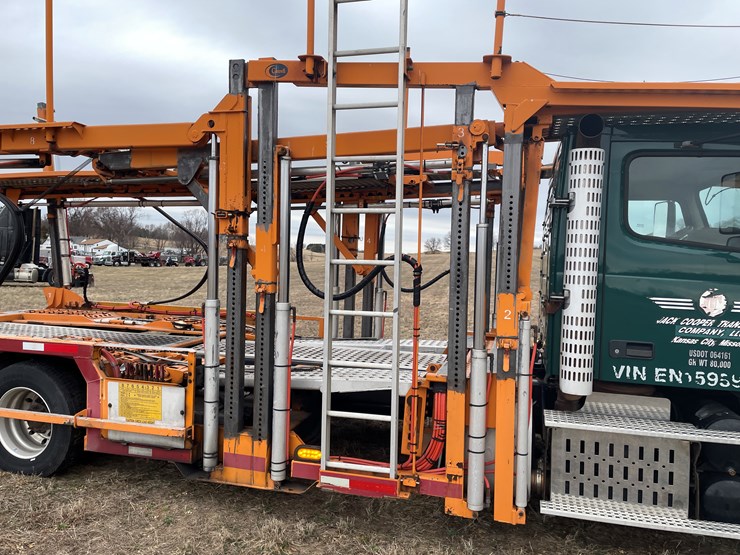 #110-•-2014-volvo-car-hauler-semi-and-trailer-(has-wi-title)-image-16