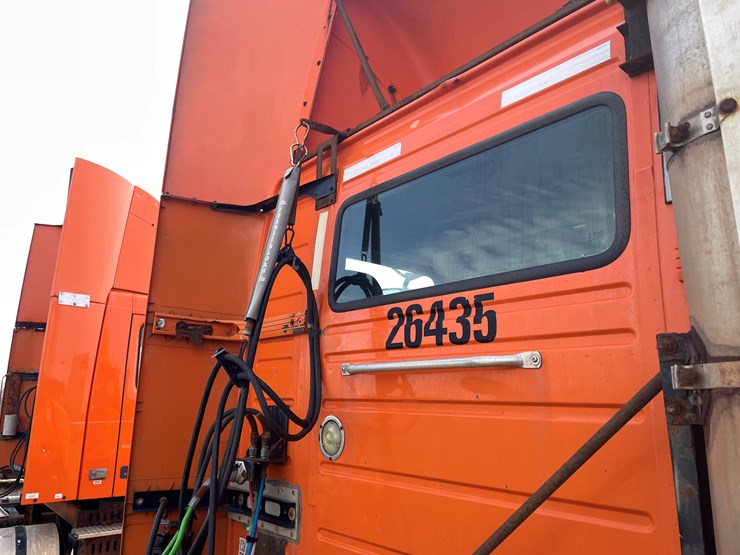 #123-•-2006-volvo-day-cab-semi-tractor-(has-wi-title)-image-24