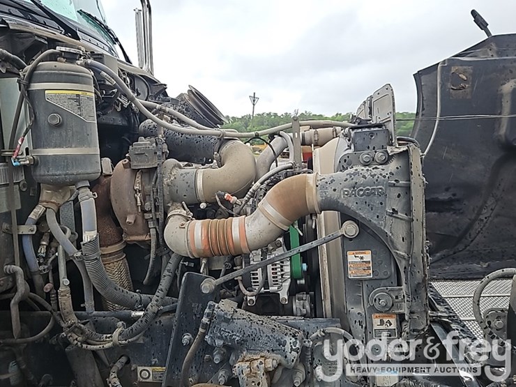 2016-peterbilt-348-image-27