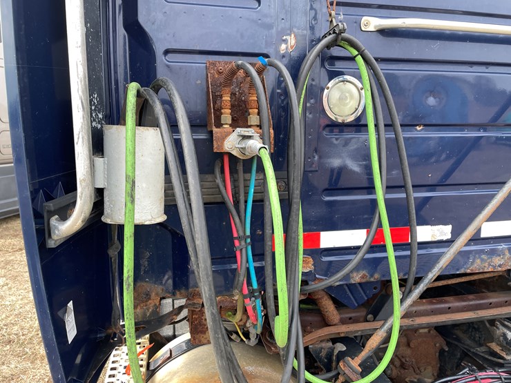 #117-•-2009-volvo-day-cab-semi-tractor-(has-wi-title)-image-45