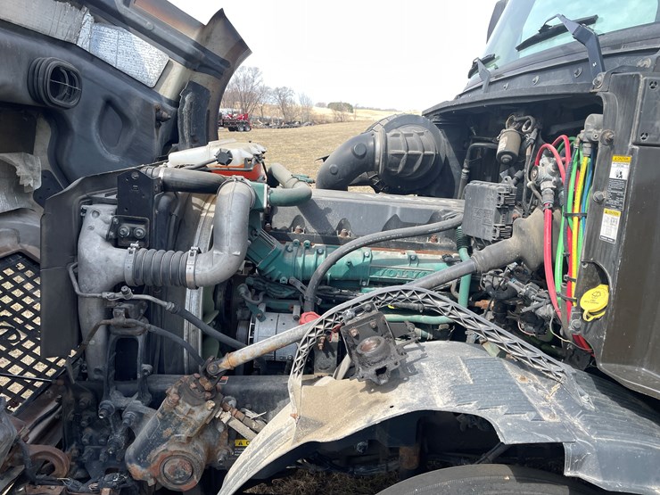 #115-•-2013-volvo-single-axle-day-cab-semi-tractor-(has-wi-title)-image-50