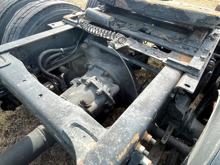 #134-•-2001-freightliner-century-class-sleeper-cab-semi-tractor-(has-wi-title)-(non-runner)-image-21