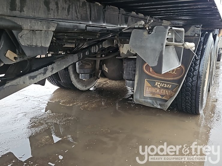 2016-peterbilt-348-image-19