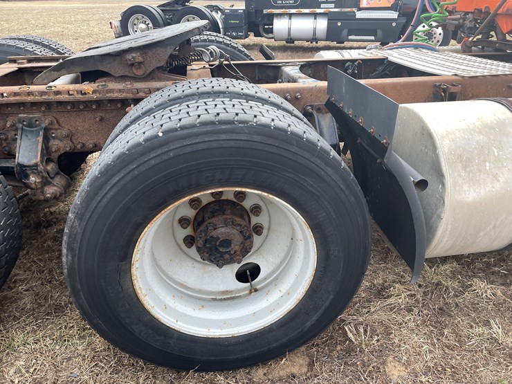 #121-•-2009-volvo-day-cab-semi-tractor-(has-wi-title)-image-35