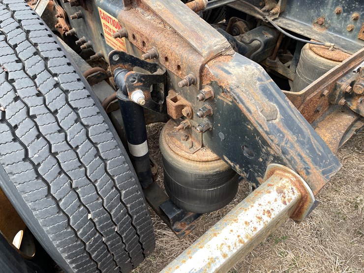 #117-•-2009-volvo-day-cab-semi-tractor-(has-wi-title)-image-42