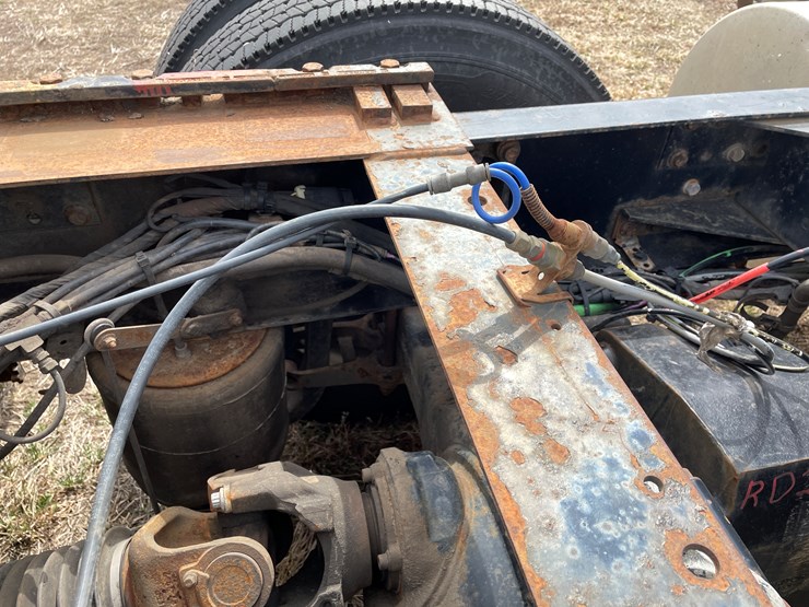 #117-•-2009-volvo-day-cab-semi-tractor-(has-wi-title)-image-37