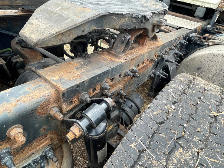 #113-•-2017-freightliner-single-axle-day-cab-semi-tractor-(has-wi-title)-image-30