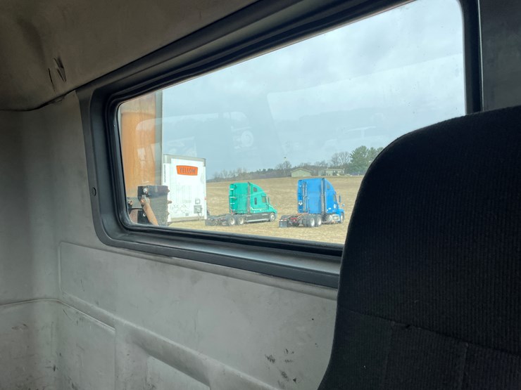 #117-•-2009-volvo-day-cab-semi-tractor-(has-wi-title)-image-69