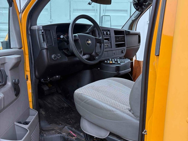 2012-chevrolet-12-passenger-bus-image-9