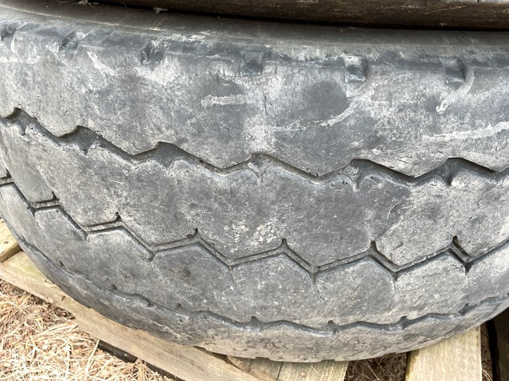 #10749-•-(2)-michelin-semi-tires-image-9
