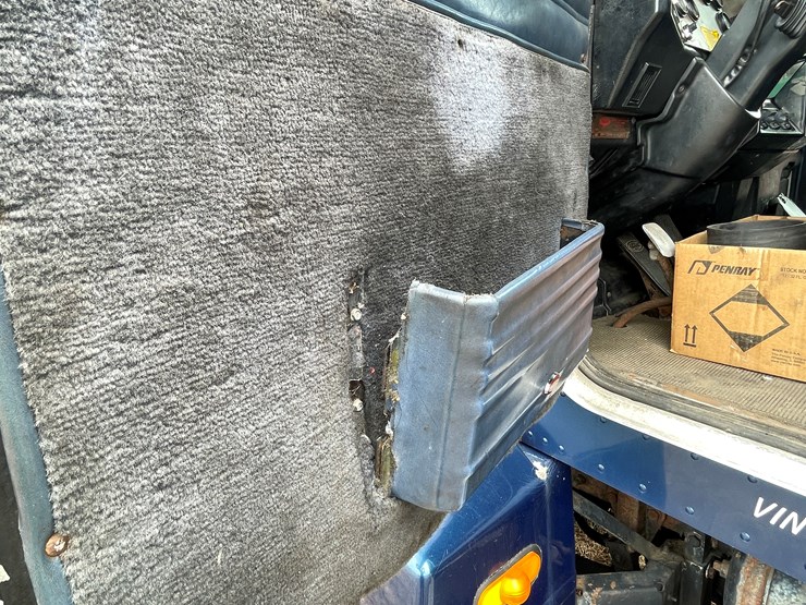 1999-peterbilt-377-image-61