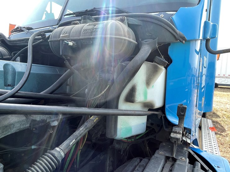 #134-•-2001-freightliner-century-class-sleeper-cab-semi-tractor-(has-wi-title)-(non-runner)-image-57