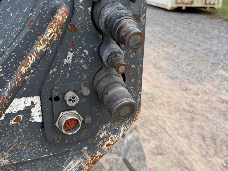 2018-deere-332g-image-13