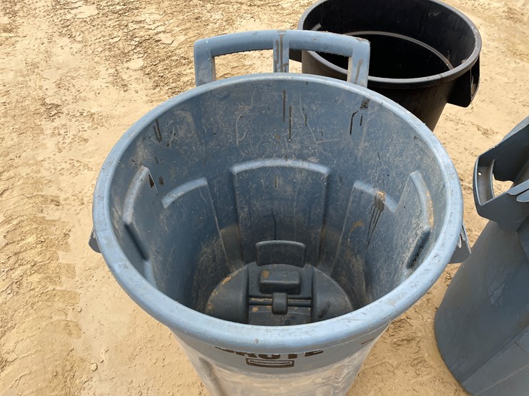 #3947-•-(3)-poly-trash-barrels-image-8